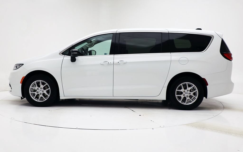 Used 2024 Chrysler Pacifica Touring-L FWD image 5