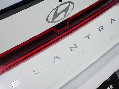 New 2025 Hyundai Elantra SEL FWD image 11