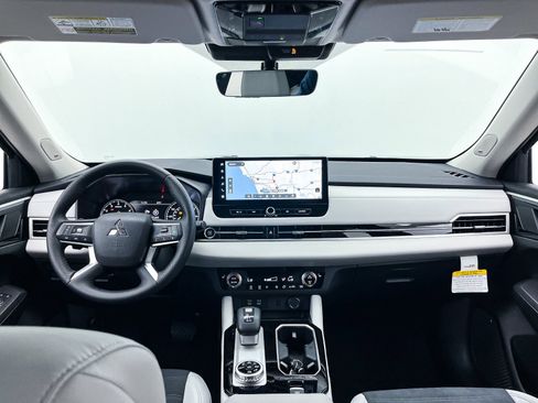 New 2025 Mitsubishi Outlander SE image 21