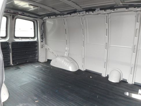 Used 2006 Chevrolet Express 2500 w/ Power and Light Package RWD image 17