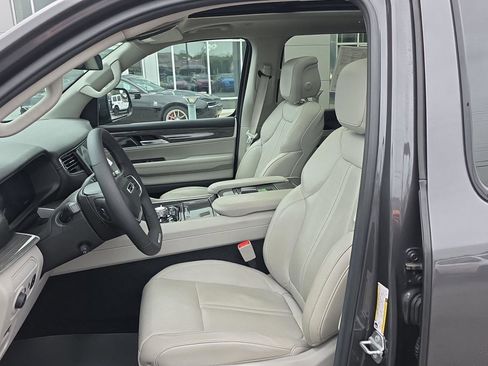 Used 2022 Jeep Wagoneer Series III w/ Premium Group I AWD/4WD image 12