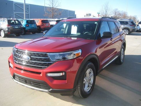 Used 2021 Ford Explorer XLT w/ Equipment Group 202A image 4
