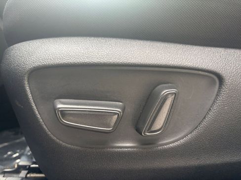 Used 2025 Toyota Highlander LE FWD image 23