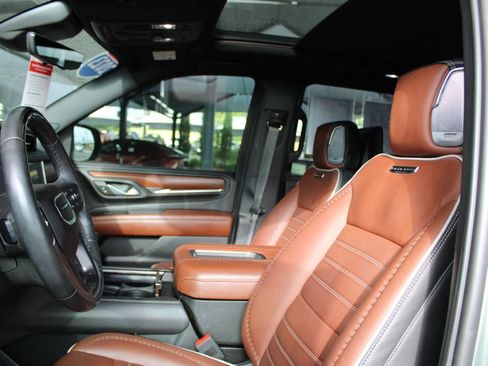 Used 2023 GMC Yukon Denali Ultimate w/ LPO, Floor Liner Package AWD/4WD image 8