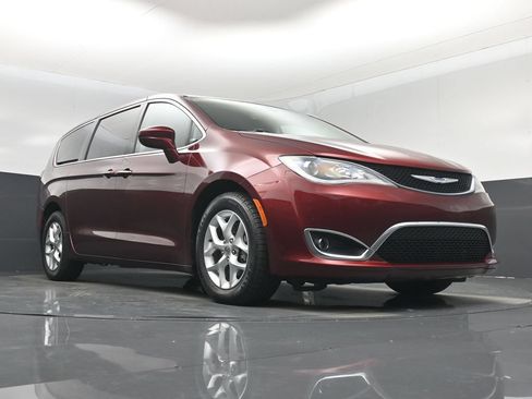 Used 2020 Chrysler Pacifica Touring w/ Tire & Wheel Group FWD image 32