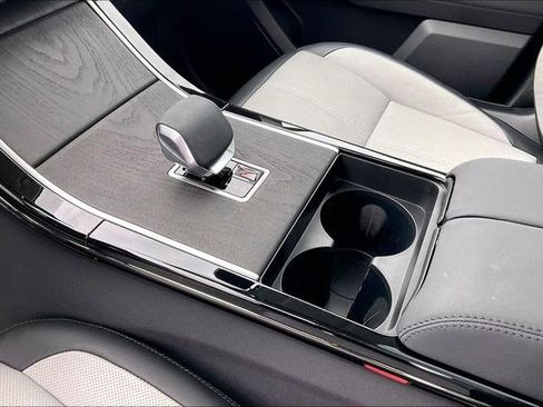 Used 2025 Land Rover Range Rover Velar Dynamic SE image 17