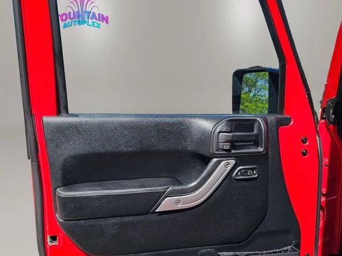 Used 2015 Jeep Wrangler Unlimited Rubicon image 23