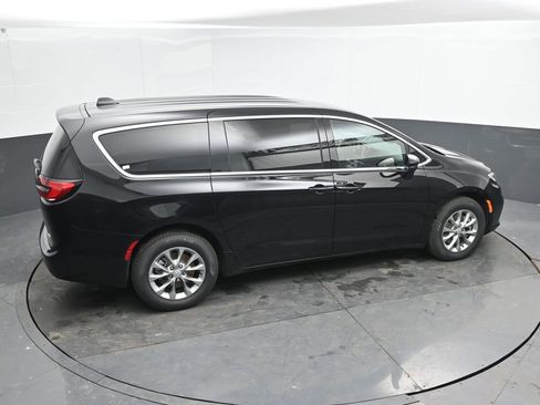 New 2026 Chrysler Pacifica Select AWD/4WD image 32