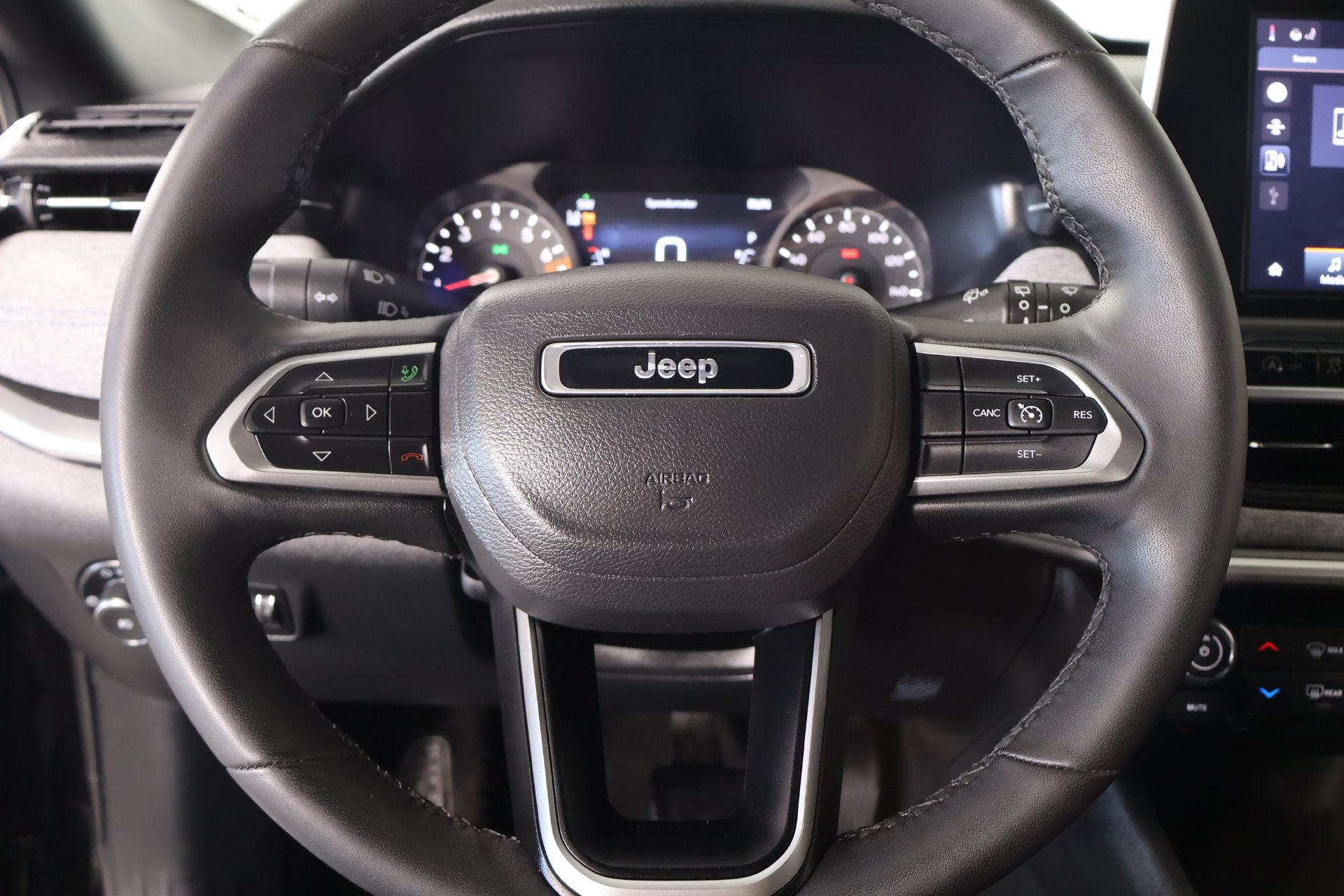 Used 2025 Jeep Compass Latitude AWD/4WD image 3