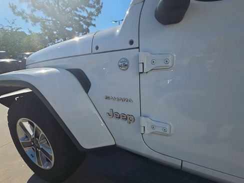 Used 2018 Jeep Wrangler Unlimited Sahara AWD/4WD image 8