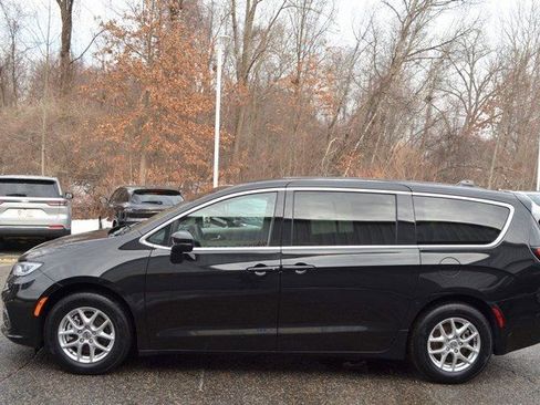 Used 2023 Chrysler Pacifica Touring-L image 5