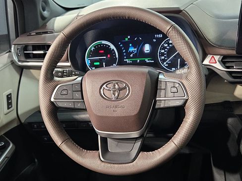 Used 2024 Toyota Sienna Platinum FWD image 27
