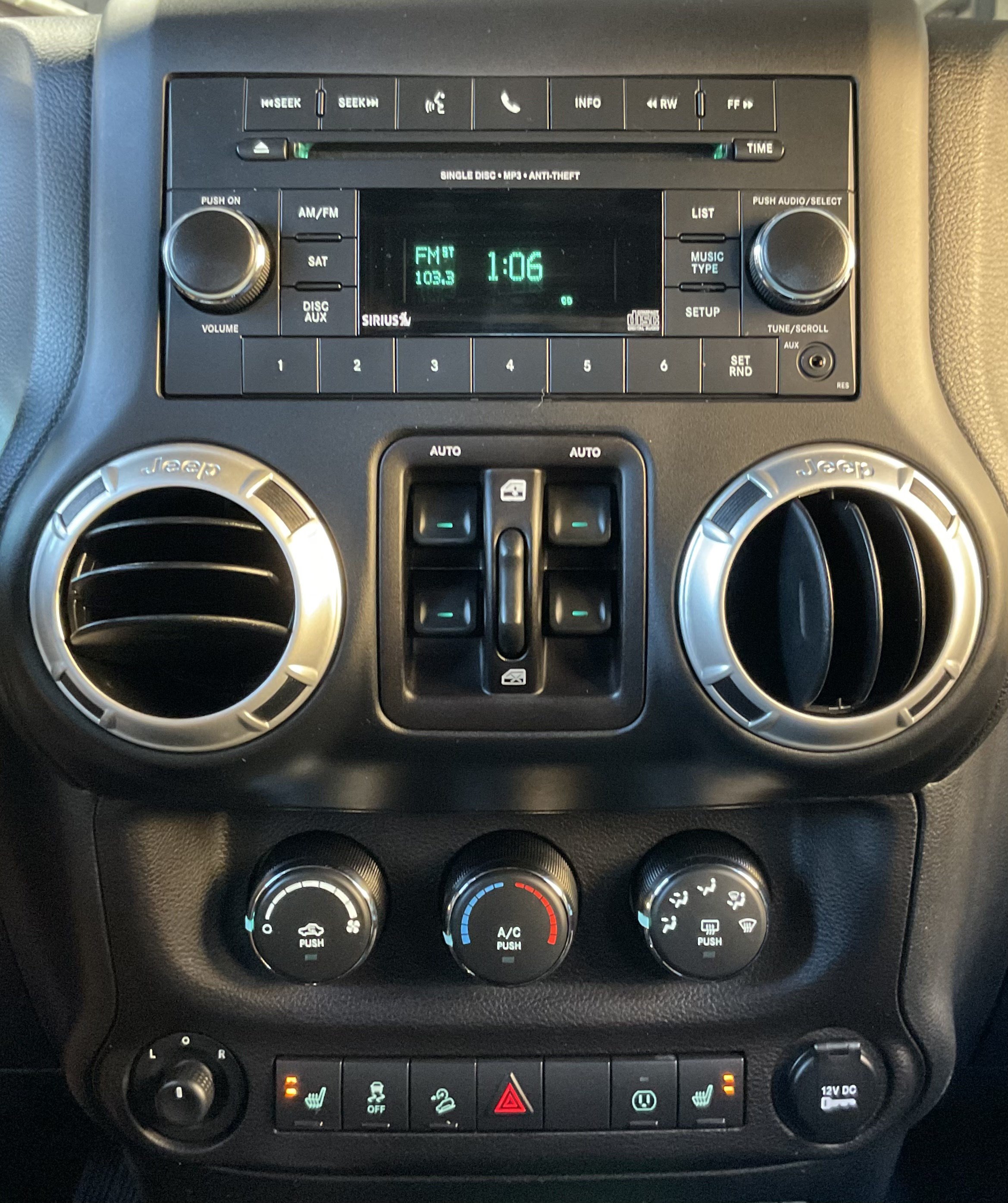 Used 2018 Jeep Wrangler Unlimited Rubicon w/ Cold Weather Group AWD/4WD image 16