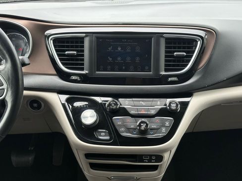 Used 2019 Chrysler Pacifica Touring-L FWD image 14