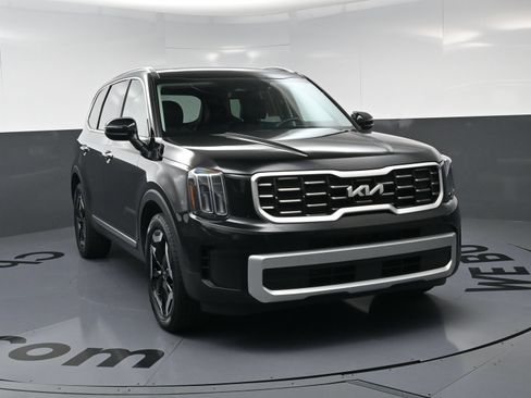 Used 2024 Kia Telluride S w/ S Sunroof Package FWD image 3