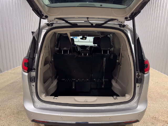 Used 2024 Chrysler Pacifica Touring-L FWD image 27