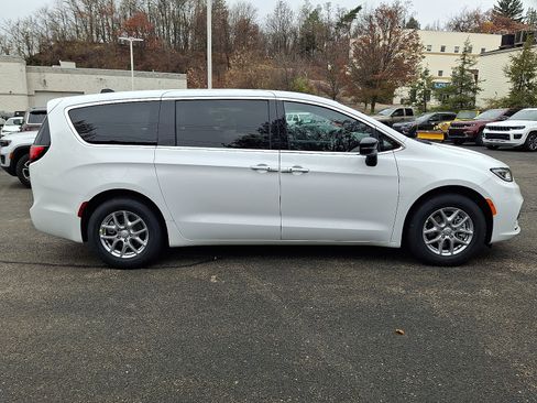 New 2026 Chrysler Pacifica Select image 7