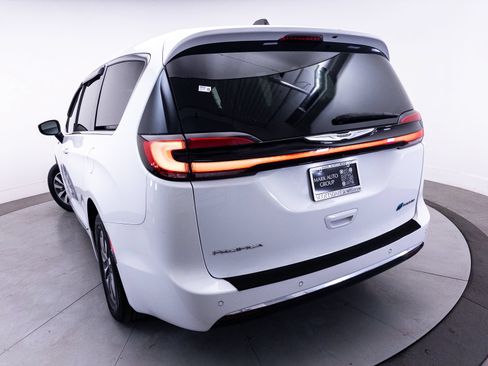 Used 2023 Chrysler Pacifica Limited w/ Uconnect Theater Family Group FWD image 6
