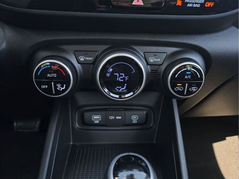 Certified 2025 Hyundai Venue SEL FWD image 20