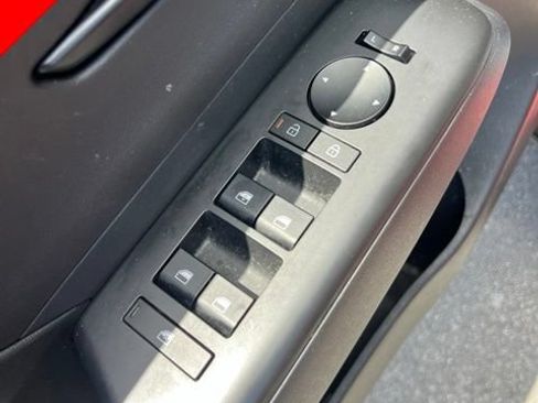 Used 2025 Hyundai Kona SEL FWD image 21