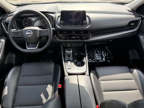 Used 2025 Nissan Rogue SV w/ SV Premium Package image 13