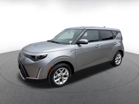 Used 2025 Kia Soul LX w/ LX Technology Package FWD image 8
