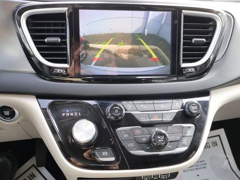 Used 2023 Chrysler Pacifica Touring-L image 22