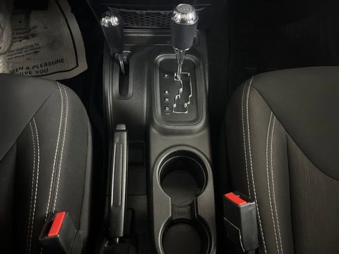 Used 2017 Jeep Wrangler Unlimited Rubicon w/ Connectivity Group image 70