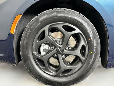 Used 2022 Chrysler Pacifica Touring-L w/ S Appearance Package image 11