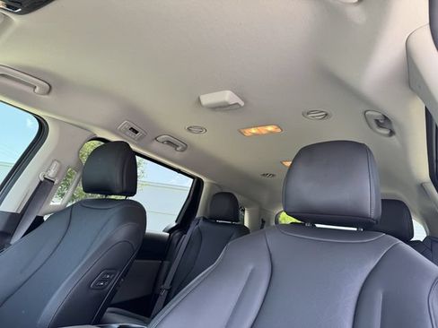 Used 2025 Kia Carnival EX FWD image 26