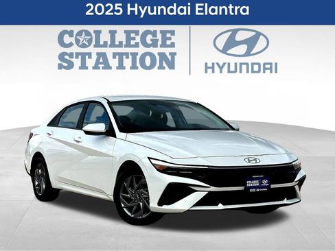 Used 2025 Hyundai Elantra Blue image 3