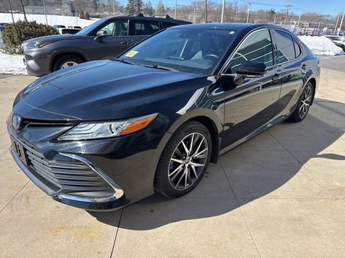 Used 2022 Toyota Camry XLE image 3