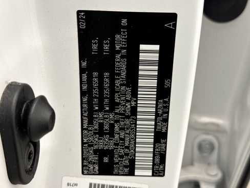 Used 2024 Toyota Highlander LE FWD image 11