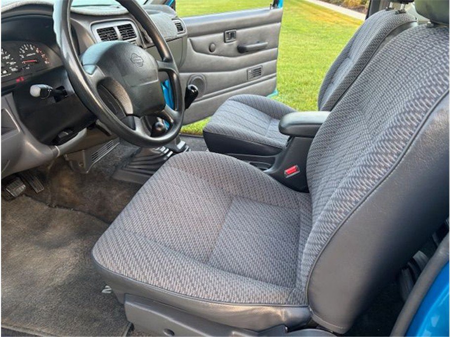 Used 1997 Nissan Pickup 4x4 King Cab image 11