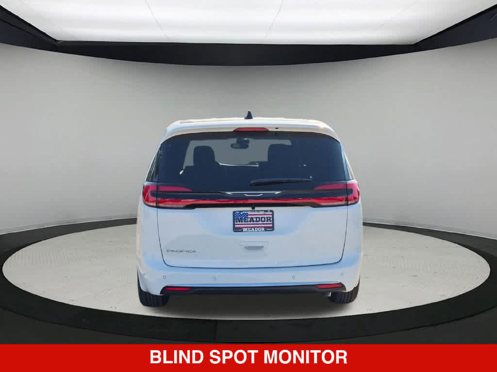 New 2027 Chrysler Pacifica Select FWD image 6