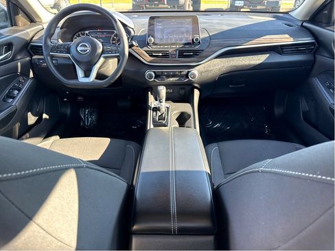 Used 2025 Nissan Altima 2.5 SV FWD image 13