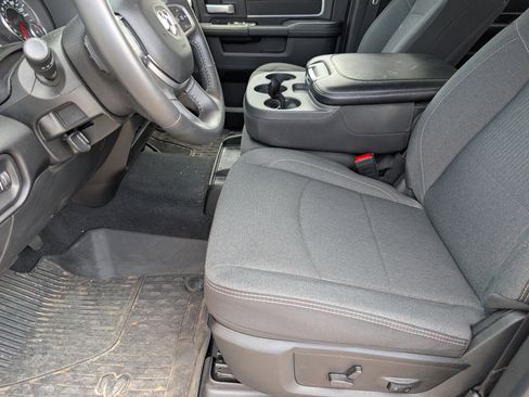 Used 2024 RAM 2500 Big Horn w/ Sport Appearance Package AWD/4WD image 6