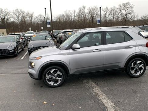 Used 2025 Hyundai Venue SEL image 2