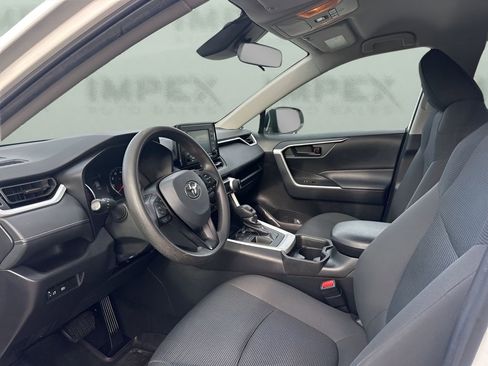 Used 2021 Toyota RAV4 LE image 9
