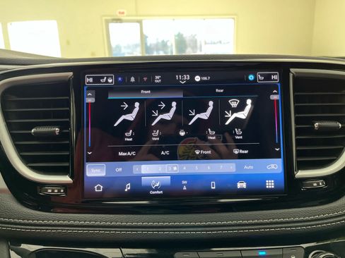 Used 2025 Chrysler Pacifica Limited FWD image 34