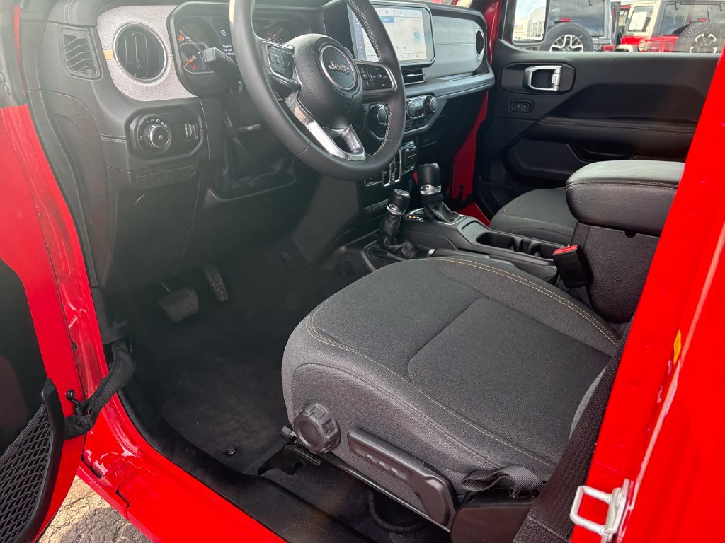 Used 2025 Jeep Wrangler Unlimited Sahara AWD/4WD image 13