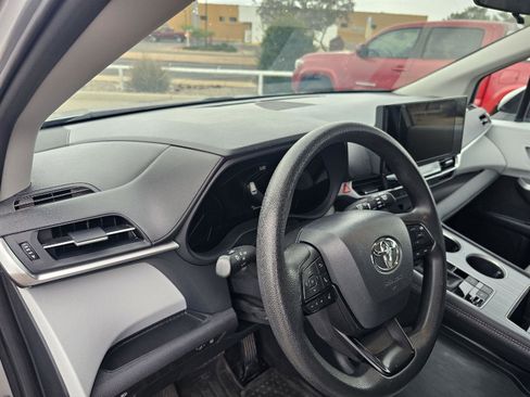 Used 2025 Toyota Sienna LE FWD image 27