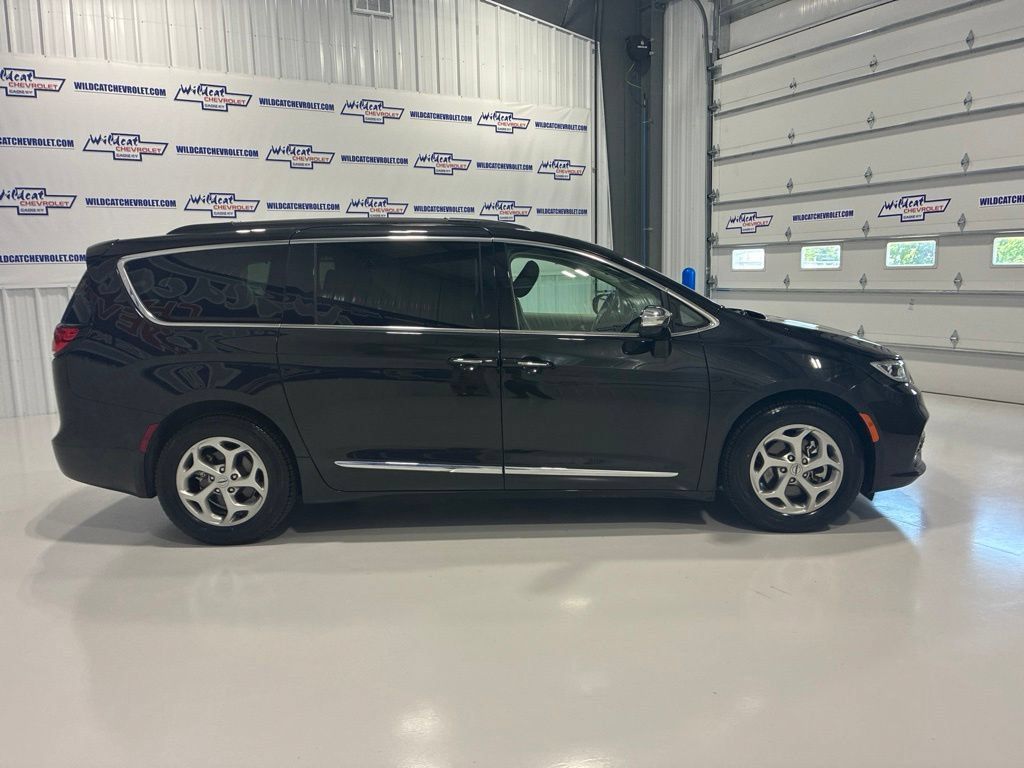 Used 2023 Chrysler Pacifica Limited FWD image 8
