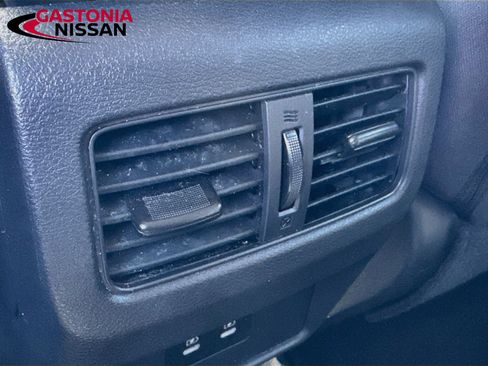 Used 2025 Nissan Rogue SV AWD/4WD image 33