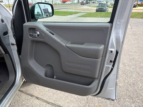 Used 2016 Nissan Frontier SV image 16