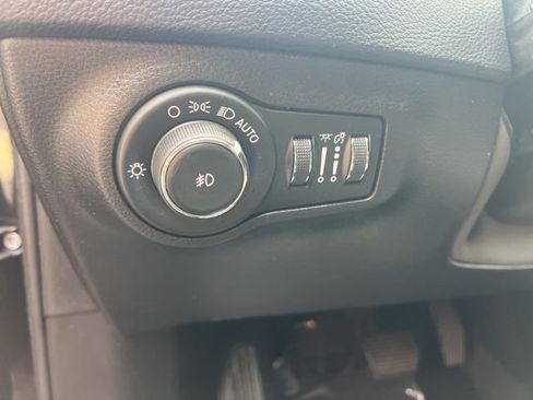 Used 2019 Jeep Compass Latitude FWD image 8