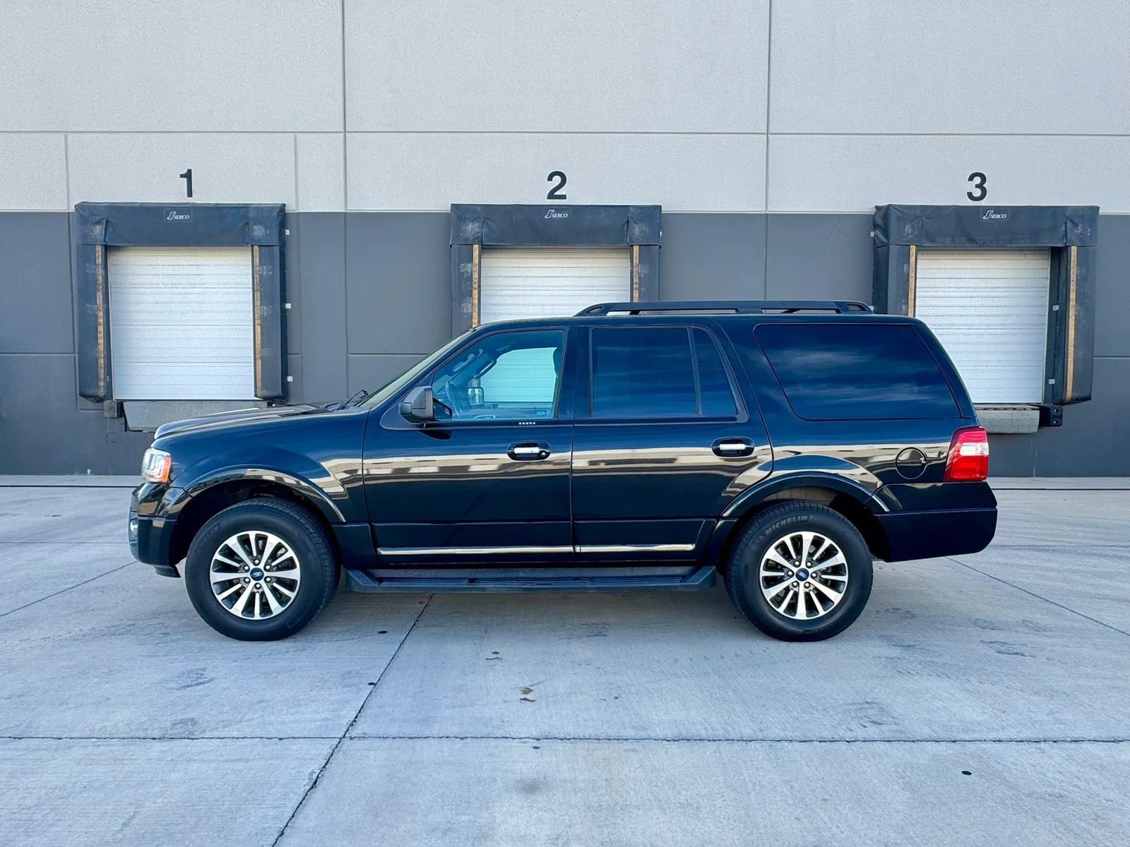 Used 2017 Ford Expedition XLT w/ Equipment Group 202A AWD/4WD image 2