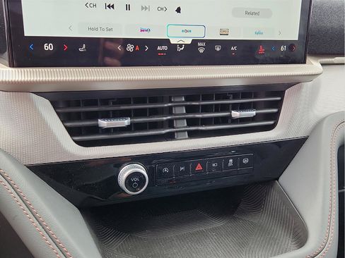 Used 2025 Ford Explorer Active AWD/4WD image 13