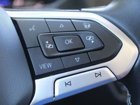 Used 2023 Volkswagen Taos SE w/ Panoramic Sunroof Package FWD image 32