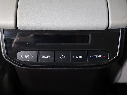 Used 2022 Toyota Highlander XLE AWD/4WD image 39
